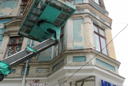 Со зданий в центре Одессы снимают аварийные элементы (фоторепортаж)