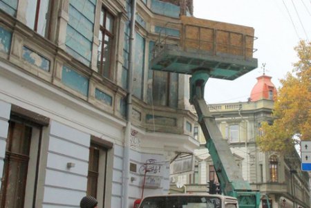 Со зданий в центре Одессы снимают аварийные элементы (фоторепортаж)