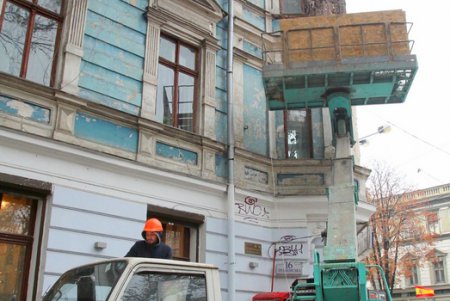 Со зданий в центре Одессы снимают аварийные элементы (фоторепортаж)