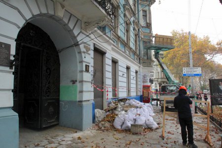 Со зданий в центре Одессы снимают аварийные элементы (фоторепортаж)
