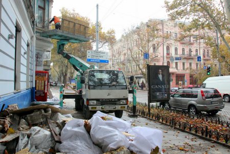 Со зданий в центре Одессы снимают аварийные элементы (фоторепортаж)