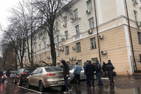 На улице Семинарской дерево упало на припаркованные авто (фото)