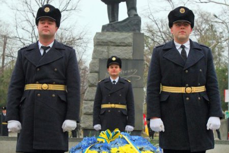 Церемония возложения цветов в честь Дня Достоинства и Свободы (фоторепортаж)