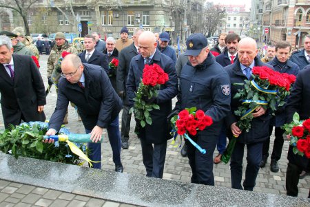 Церемония возложения цветов в честь Дня Достоинства и Свободы (фоторепортаж)