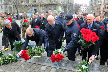 Церемония возложения цветов в честь Дня Достоинства и Свободы (фоторепортаж)