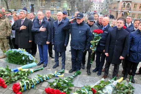 Церемония возложения цветов в честь Дня Достоинства и Свободы (фоторепортаж)