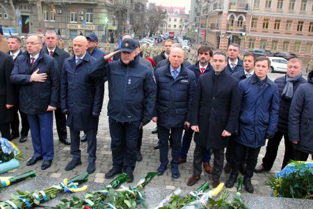 Церемония возложения цветов в честь Дня Достоинства и Свободы (фоторепортаж)
