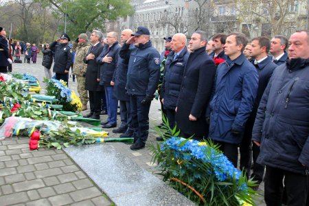 Церемония возложения цветов в честь Дня Достоинства и Свободы (фоторепортаж)