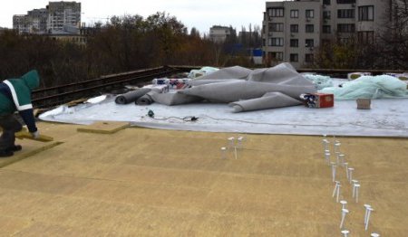 На одесском «Олимпийце» меняют крышу (фото)