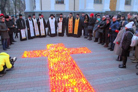 Одесситы зажгли свечи в память жертв Голодомора (фоторепортаж)