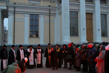 Одесситы зажгли свечи в память жертв Голодомора (фоторепортаж)