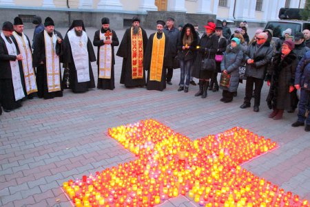 Одесситы зажгли свечи в память жертв Голодомора (фоторепортаж)