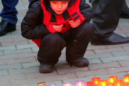 Одесситы зажгли свечи в память жертв Голодомора (фоторепортаж)