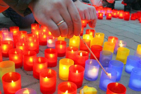 Одесситы зажгли свечи в память жертв Голодомора (фоторепортаж)