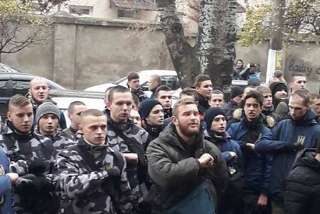 Одесситы пришли к штабу ВМС поддержать украинских военных моряков (фото)