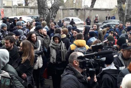 Одесситы пришли к штабу ВМС поддержать украинских военных моряков (фото)
