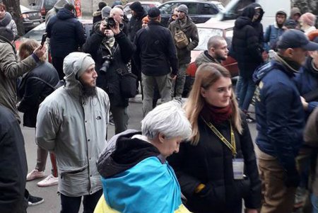 Одесситы пришли к штабу ВМС поддержать украинских военных моряков (фото)