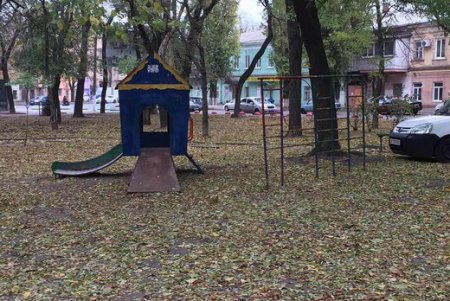 В сквере Одессы устанавливают эко-площадку для детей (фото)