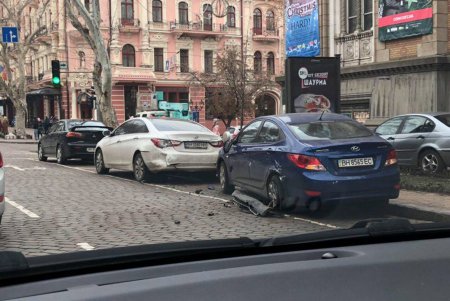 В центре Одессы джип протаранил припаркованные авто и скрылся (фото)