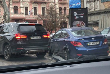 В центре Одессы джип протаранил припаркованные авто и скрылся (фото)