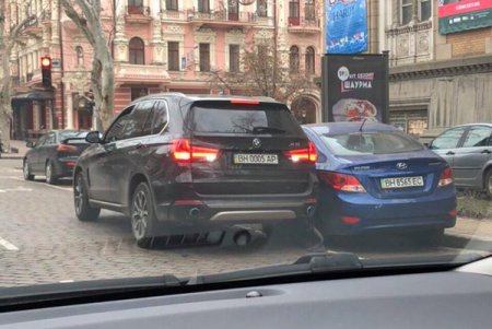 В центре Одессы джип протаранил припаркованные авто и скрылся (фото)