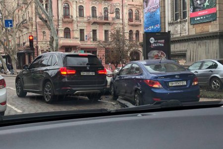 В центре Одессы джип протаранил припаркованные авто и скрылся (фото)