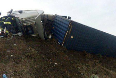 На въезде в Одессу перевернулся грузовик: водителя вырезали из кабины