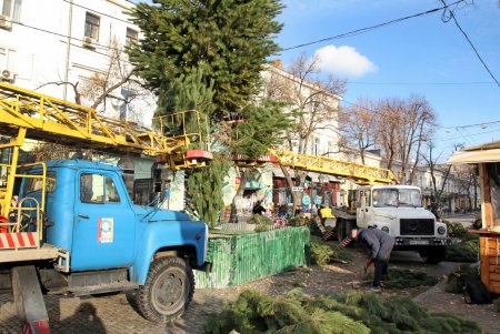 Как на Дерибасовской устанавливали новогоднюю елку (фоторепортаж)