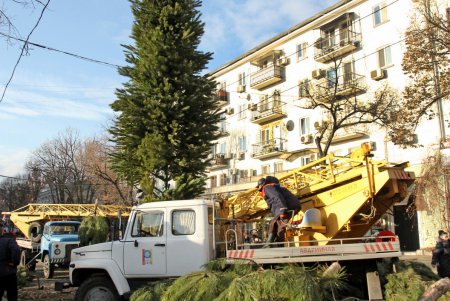 Как на Дерибасовской устанавливали новогоднюю елку (фоторепортаж)