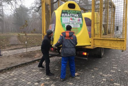 В одесских парках устанавливают контейнеры для раздельного мусора