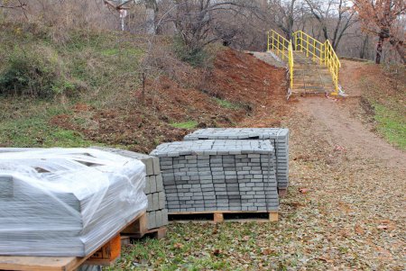 Рабочие сооружают бетонную лестницу, ведущую на пляж в центре Одессы (фоторепортаж)