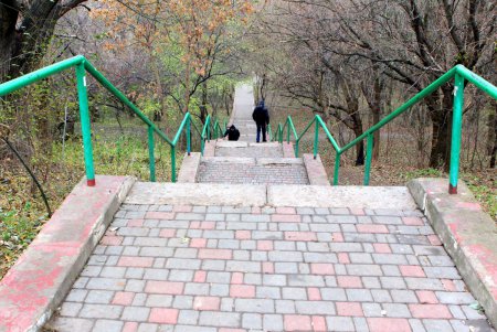 Рабочие сооружают бетонную лестницу, ведущую на пляж в центре Одессы (фоторепортаж)