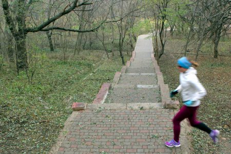 Рабочие сооружают бетонную лестницу, ведущую на пляж в центре Одессы (фоторепортаж)