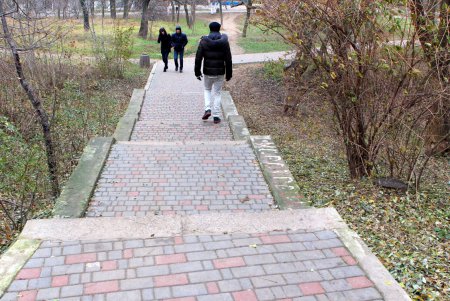 Рабочие сооружают бетонную лестницу, ведущую на пляж в центре Одессы (фоторепортаж)