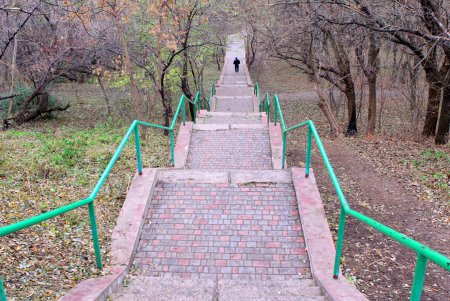Рабочие сооружают бетонную лестницу, ведущую на пляж в центре Одессы (фоторепортаж)