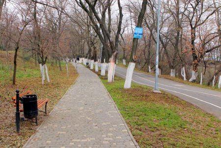 Рабочие сооружают бетонную лестницу, ведущую на пляж в центре Одессы (фоторепортаж)