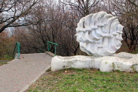 Рабочие сооружают бетонную лестницу, ведущую на пляж в центре Одессы (фоторепортаж)