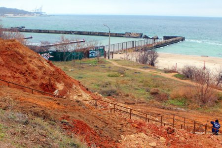 Рабочие сооружают бетонную лестницу, ведущую на пляж в центре Одессы (фоторепортаж)
