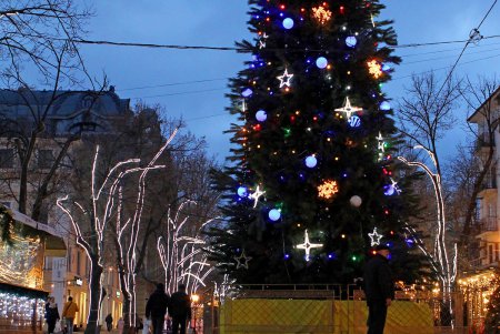 На Дерибасовской зажглась новогодняя елка (фоторепортаж)