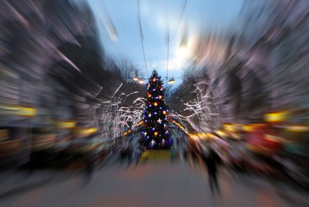 На Дерибасовской зажглась новогодняя елка (фоторепортаж)