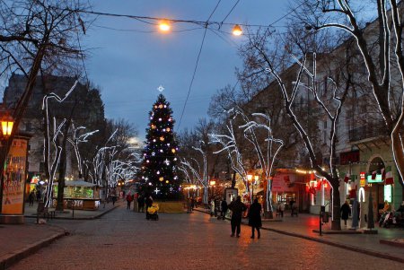 На Дерибасовской зажглась новогодняя елка (фоторепортаж)