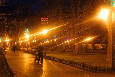 На Дерибасовской зажглась новогодняя елка (фоторепортаж)