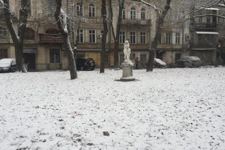 Одессу припорошило снегом (фоторепортаж)