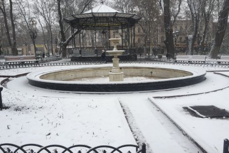 Одессу припорошило снегом (фоторепортаж)