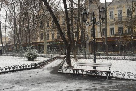 Одессу припорошило снегом (фоторепортаж)