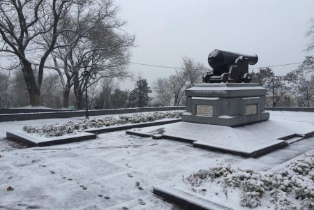 Одессу припорошило снегом (фоторепортаж)