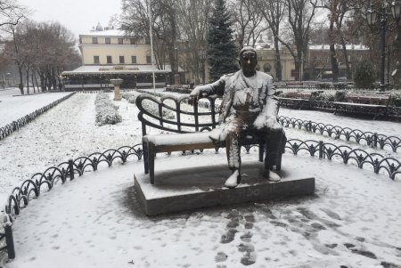 Одессу припорошило снегом (фоторепортаж)