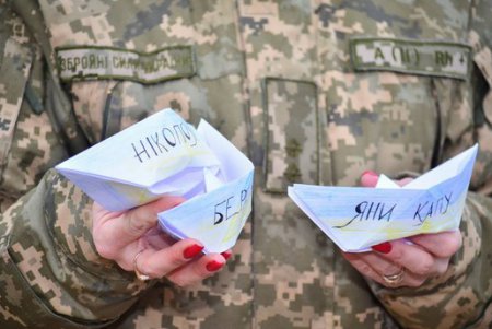 Бумажные кораблики пустили в Одессе в поддержку пленных моряков (фото)