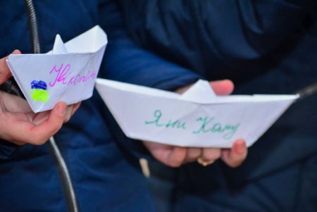 Бумажные кораблики пустили в Одессе в поддержку пленных моряков (фото)