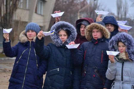 Бумажные кораблики пустили в Одессе в поддержку пленных моряков (фото)
